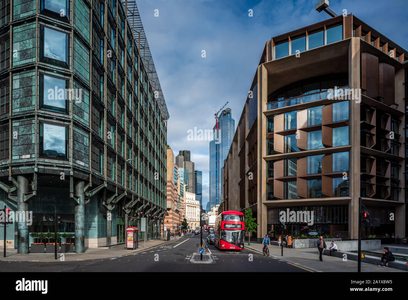 City of London Financial District. Bloomberg Building London und 60 Queen Victoria Street HSBC-Büros im City of London Financial District. Stockfoto