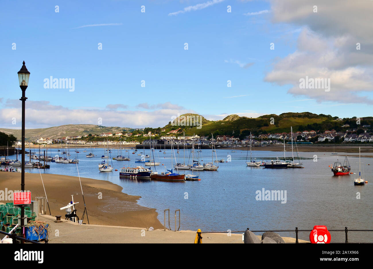 Der Blick auf eine Bucht mit einer Menge Boote auf dem Fluss Conwy während der Ebbe. Conwy, Wales / Großbritannien Stockfoto