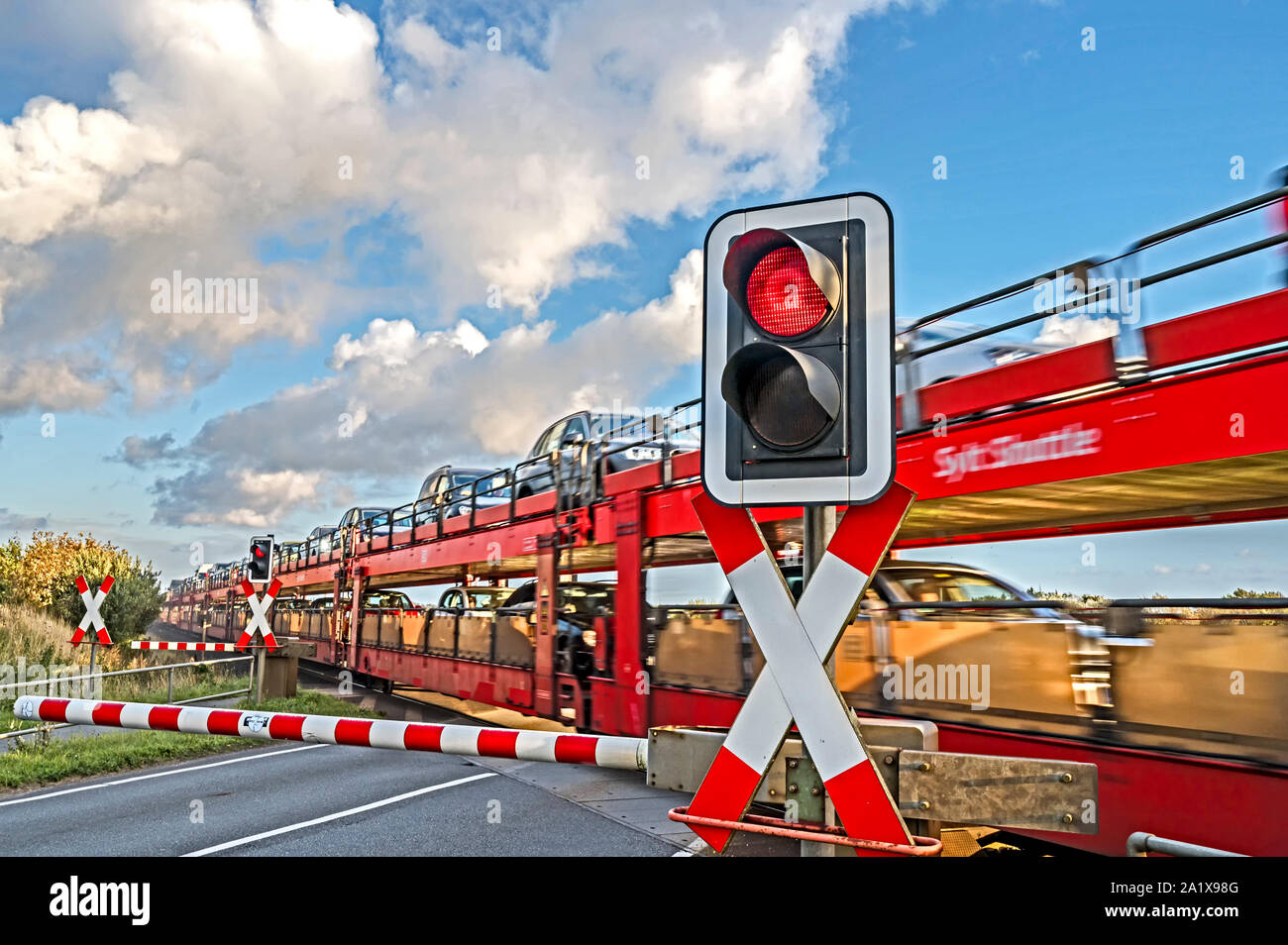 Sylt Shuttle, ein Zug verbindet die Insel Sylt mit dem Festland; Sylt Shuttle mit Autos in Keitum Stockfoto