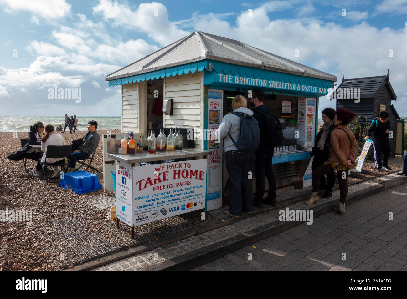 Die Leute Schlange, um sich für die Meeresfrüchte an der Brighton Muscheln und Austern Bar. Brighton, Sussex, England, Großbritannien Stockfoto