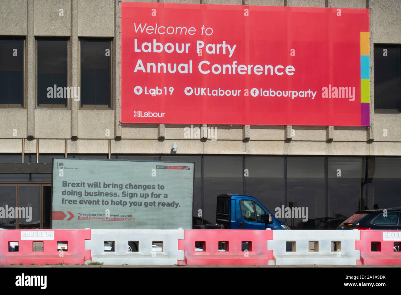 Die jährliche Konferenz der Labour Party 2019 Banner und Anzeigen von Informationen über Brexit außerhalb des Brighton Centre. Brighton, East Sussex. Stockfoto