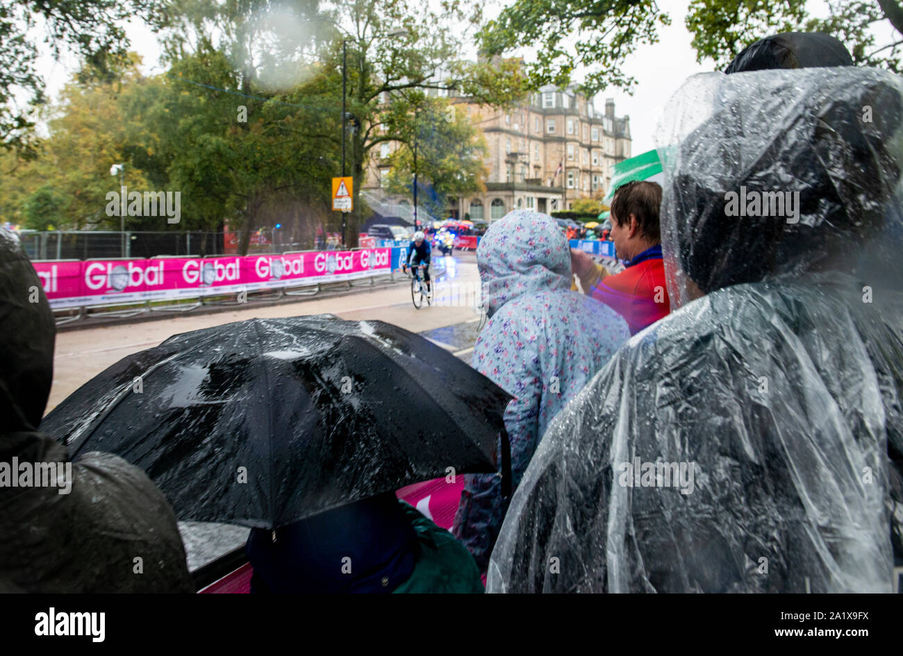 Fans auf Radfahrer vorbei im schweren Regen am abschließenden Tag der UCI Rad WM, Harrogate, UK, 29. September 2019 Stockfoto