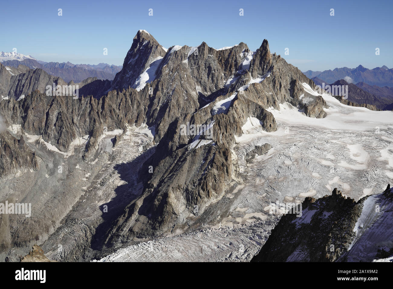 Grandes Jorasses 4208 m (13,806 ft) und Dent du Geant Berg mit scharfen Pinnacle. Mont Blanc Massiv, Haute-Savoie, Frankreich und Aostatal, Italien. Stockfoto