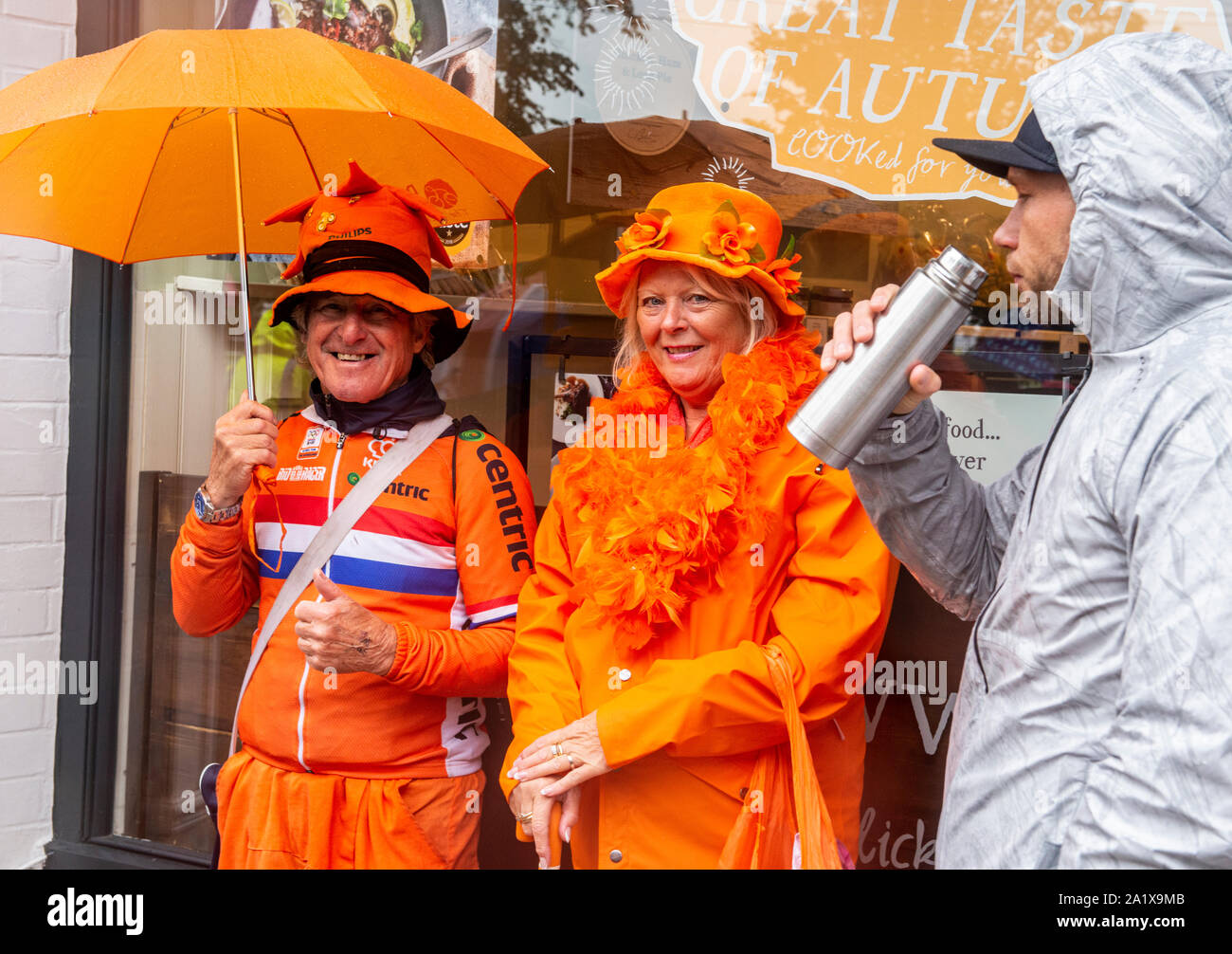 Holländische Fans in Deckung von heftigem Regen am letzten Tag der UCI Rad WM, Harrogate, UK, 29. September 2019 Stockfoto
