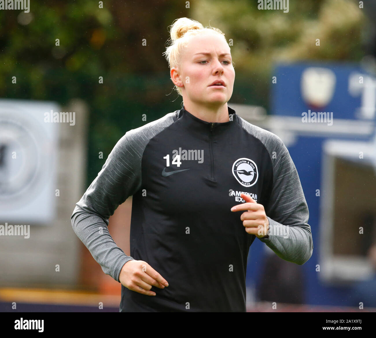 Boreham Wood, Großbritannien. 29 Sep, 2019. Portsmouth, England - 29. SEPTEMBER: Danique Kerkdijk von Brighton und Hove Albion WFC in der pre-match Warm-up während Super Barclay's FA Women's League Spiel zwischen Arsenal Frauen und Brighton und Hove Albion Frauen an der Wiese Park Stadion am 29. September 2019 in Boreham Wood, England Credit: Aktion Foto Sport/Alamy leben Nachrichten Stockfoto