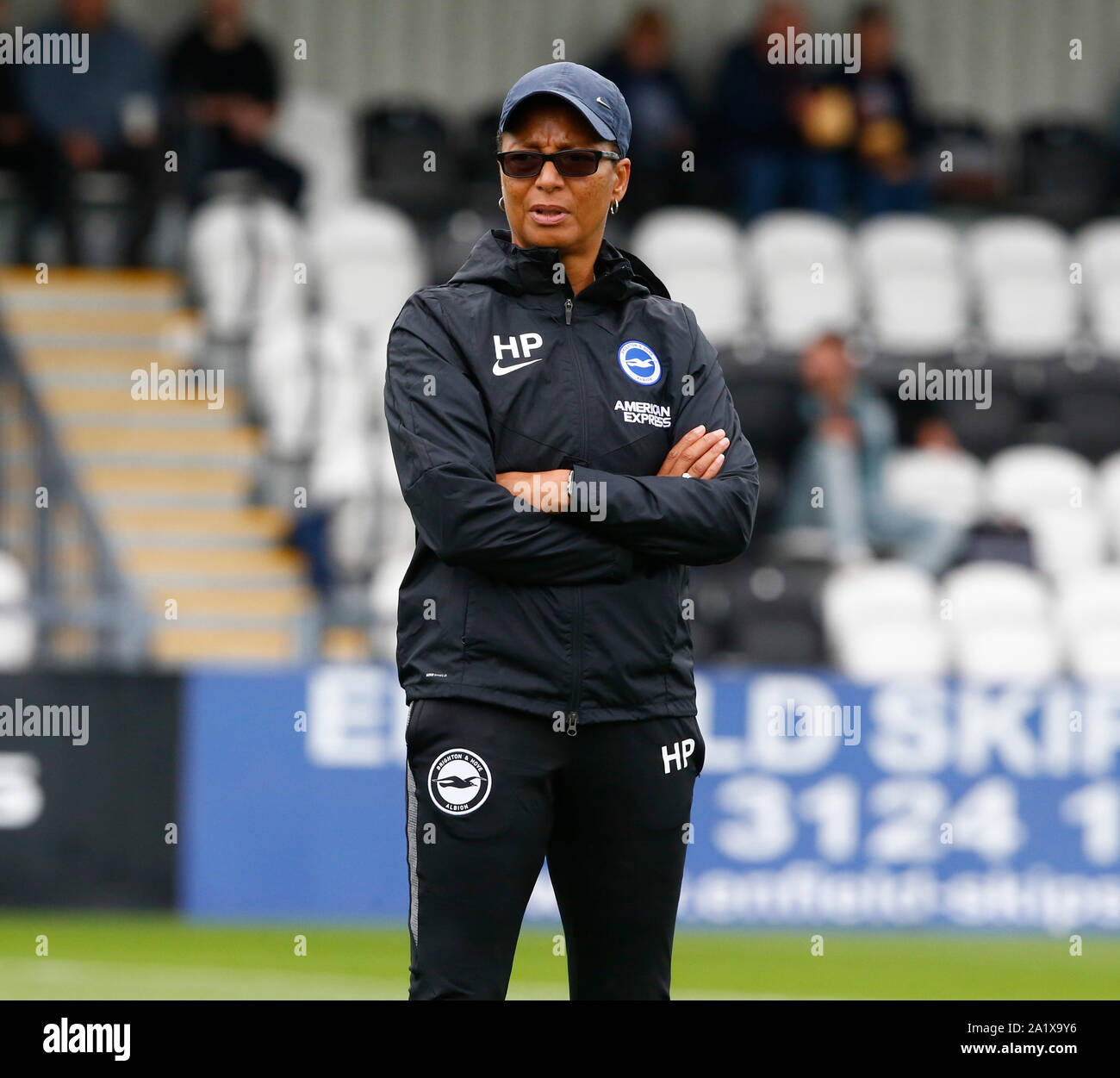 Boreham Wood, Großbritannien. 29 Sep, 2019. Portsmouth, England - 29. SEPTEMBER: Hope Powell Manager von Brighton und Hove Albion WFC in der pre-match Warm-up während Super Barclay's FA Women's League Spiel zwischen Arsenal Frauen und Brighton und Hove Albion Frauen an der Wiese Park Stadion am 29. September 2019 in Boreham Wood, England Credit: Aktion Foto Sport/Alamy leben Nachrichten Stockfoto