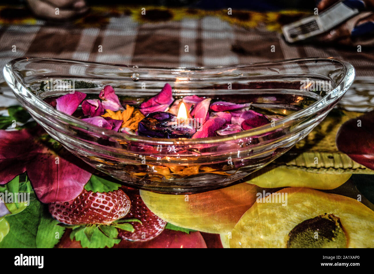Ein Glas, das sich mit Rose geladen und Kerze auf indischen Festival diwali deepawali mit Feuer am Tisch isoliert Stockfoto