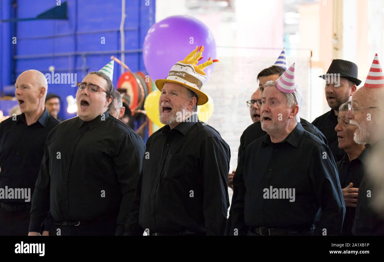 Canberra, Australien. 29 Sep, 2019. Mitglieder der Chor singen am alten Busbahnhof Märkte sein 25-jähriges Jubiläum der Öffnung in Canberra, Australien, Sept. 29, 2019 zu feiern. Der Markt wurde 1994 gegründet und von der ehemaligen alten Busbahnhof in Kingston von Canberra verwandelt. Credit: Liu Changchang/Xinhua/Alamy leben Nachrichten Stockfoto