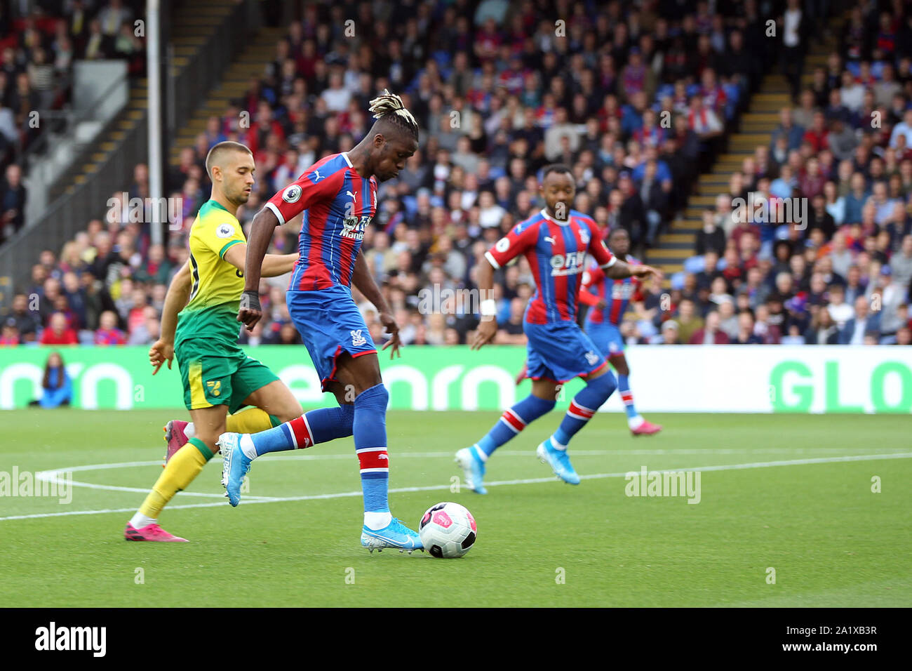 London, Großbritannien. 28 Sep, 2019. Moritz Leitner von Norwich City setzt Wilfried Zaha von Crystal Palace unter Druck während der Premier League Match zwischen Crystal Palace und Norwich City an Selhurst Park am 28. September 2019 in London, England. (Foto von Mick Kearns/phcimages.com) Credit: PHC Images/Alamy leben Nachrichten Stockfoto