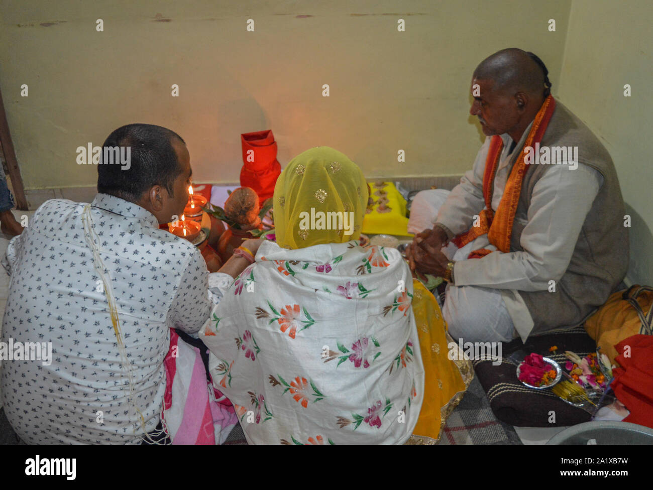 Ein indisches Ehepaar und pujari, Anbetung des indischen Gottes. Stockfoto