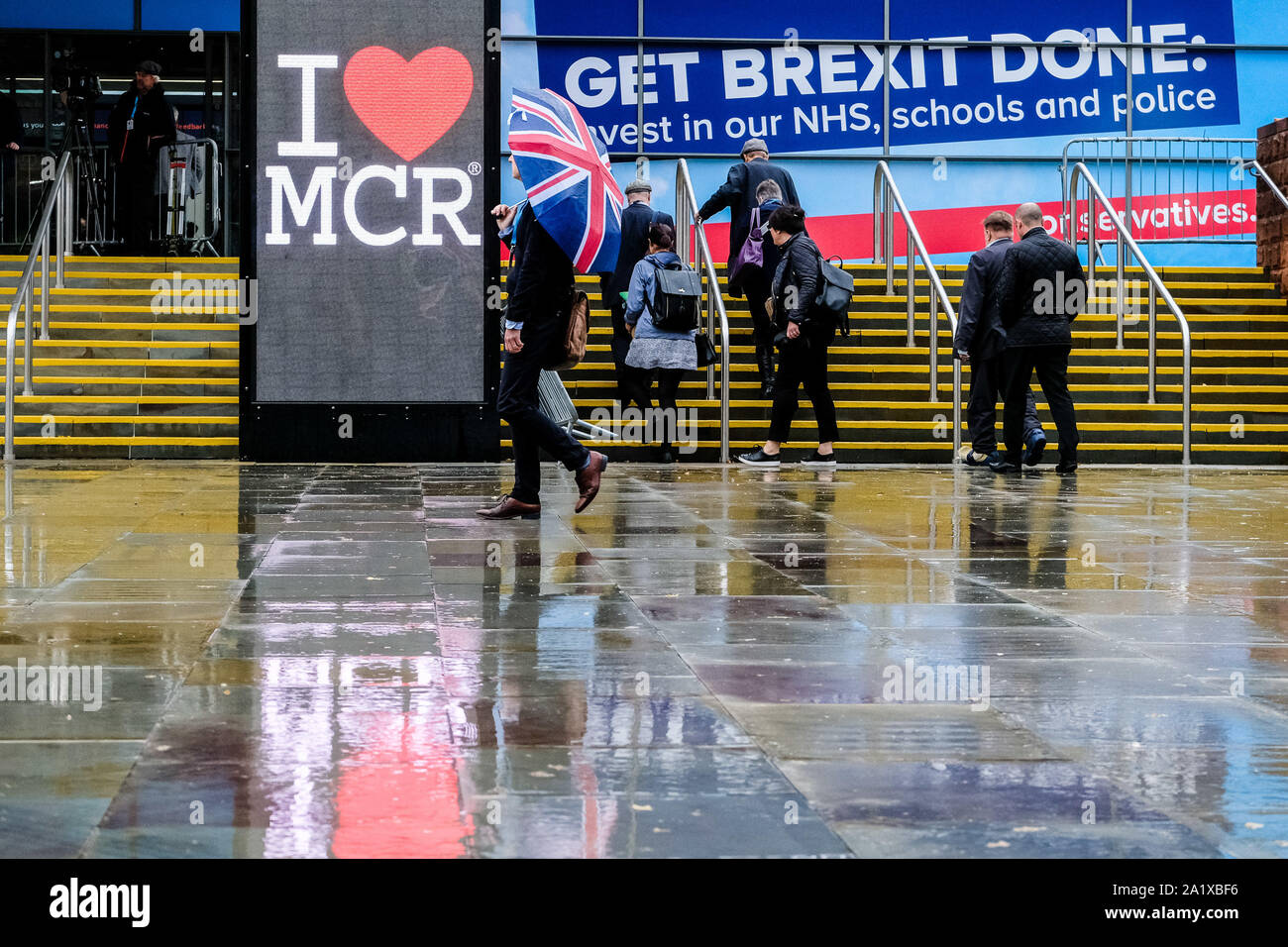 Manchester, Großbritannien. 29. September 2019. Atmosphäre in der Konservativen Partei Herbst Konferenz. Die Delegierten der Ankunft am Konferenzort im Regen. Bild von Julie Edwards./Alamy leben Nachrichten Stockfoto