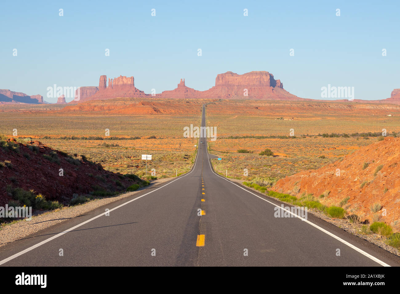 Monument Valley ist eine Region des Colorado Plateaus zeichnet sich durch ein Cluster von großen Sandstein Buttes, die größte über der Talsohle zu erreichen. Stockfoto