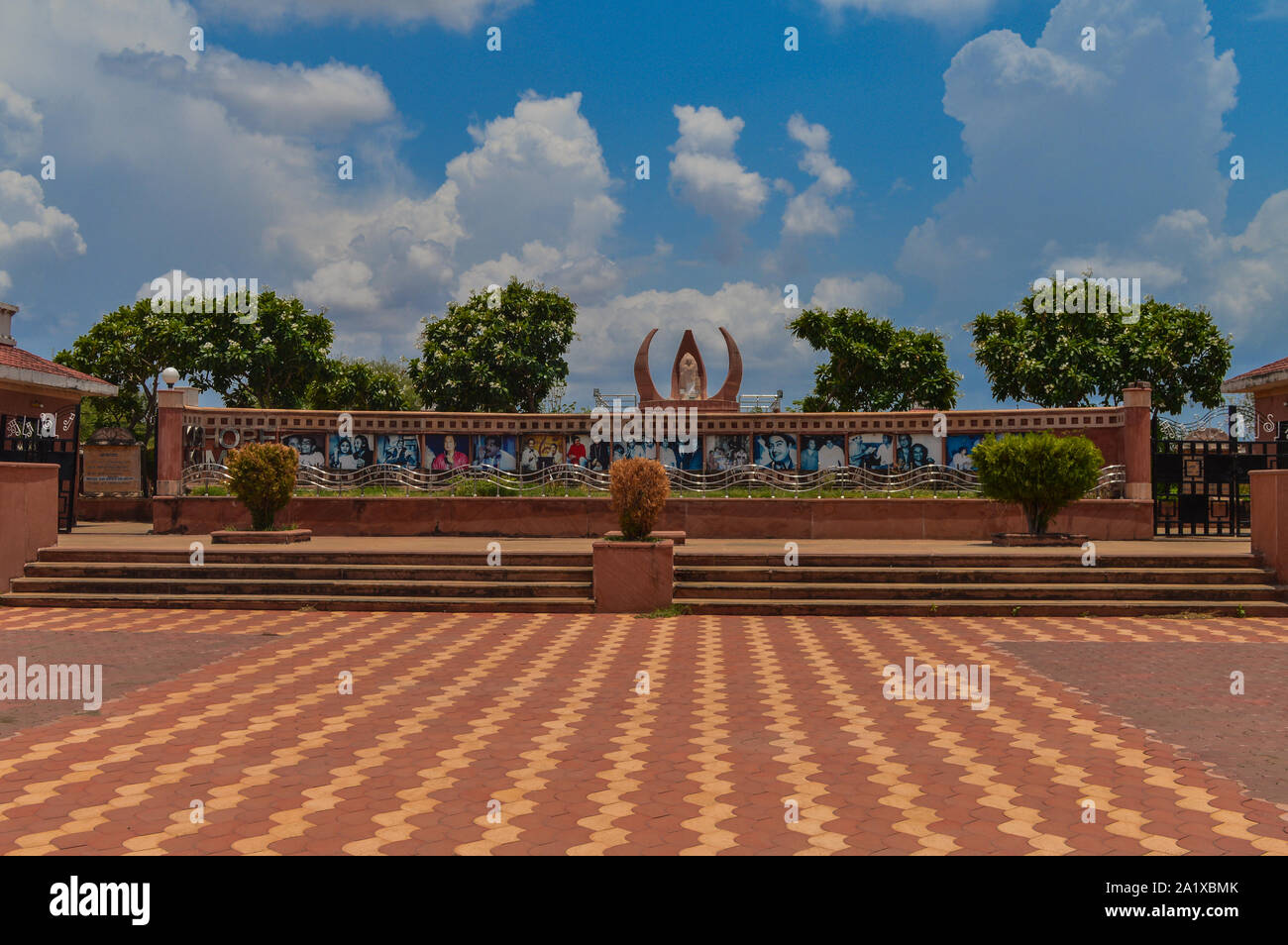 Eine Ansicht von kishor Kumar Denkmal am khandwa, Madhya Pradesh, Indien. schönen blauen Himmel mit Wolken. Stockfoto