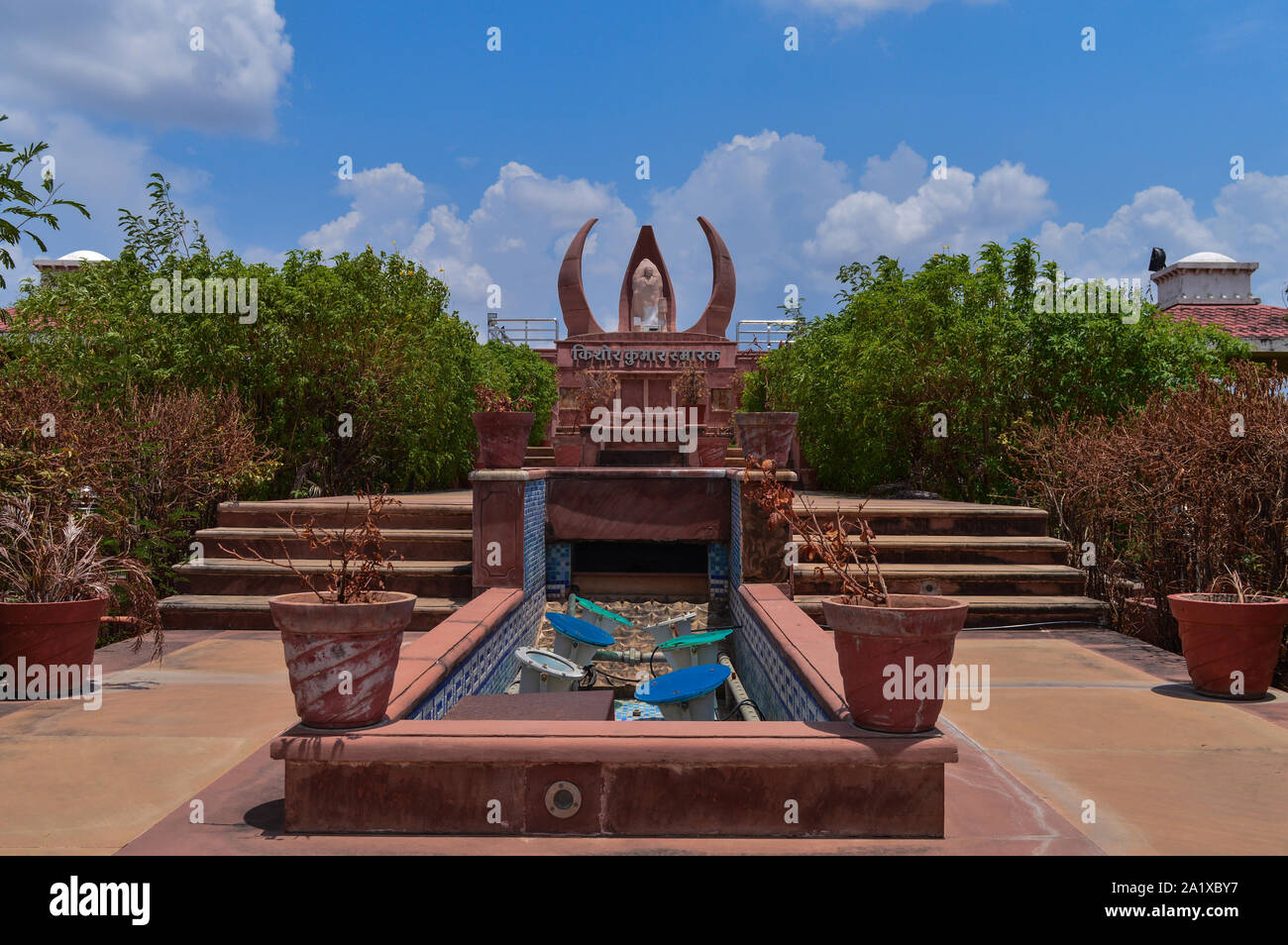 Eine Ansicht von kishor Kumar Denkmal am khandwa, Madhya Pradesh, Indien. schönen blauen Himmel mit Wolken. Stockfoto