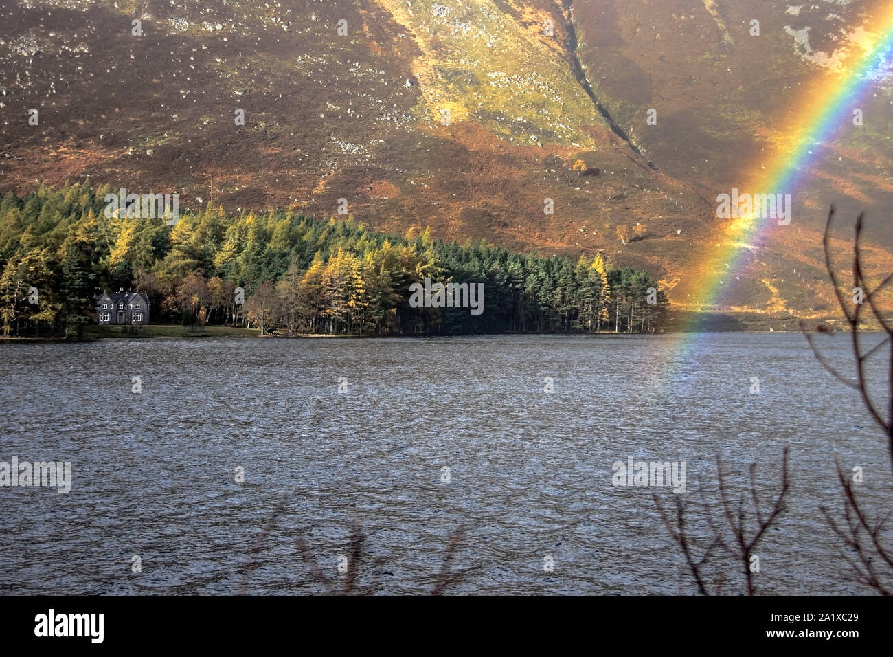 Loch Muick in Aberdeenshire, Schottland, Großbritannien und Glas-allt-Shiel - eine Lodge auf dem Balmoral Estate. Stockfoto
