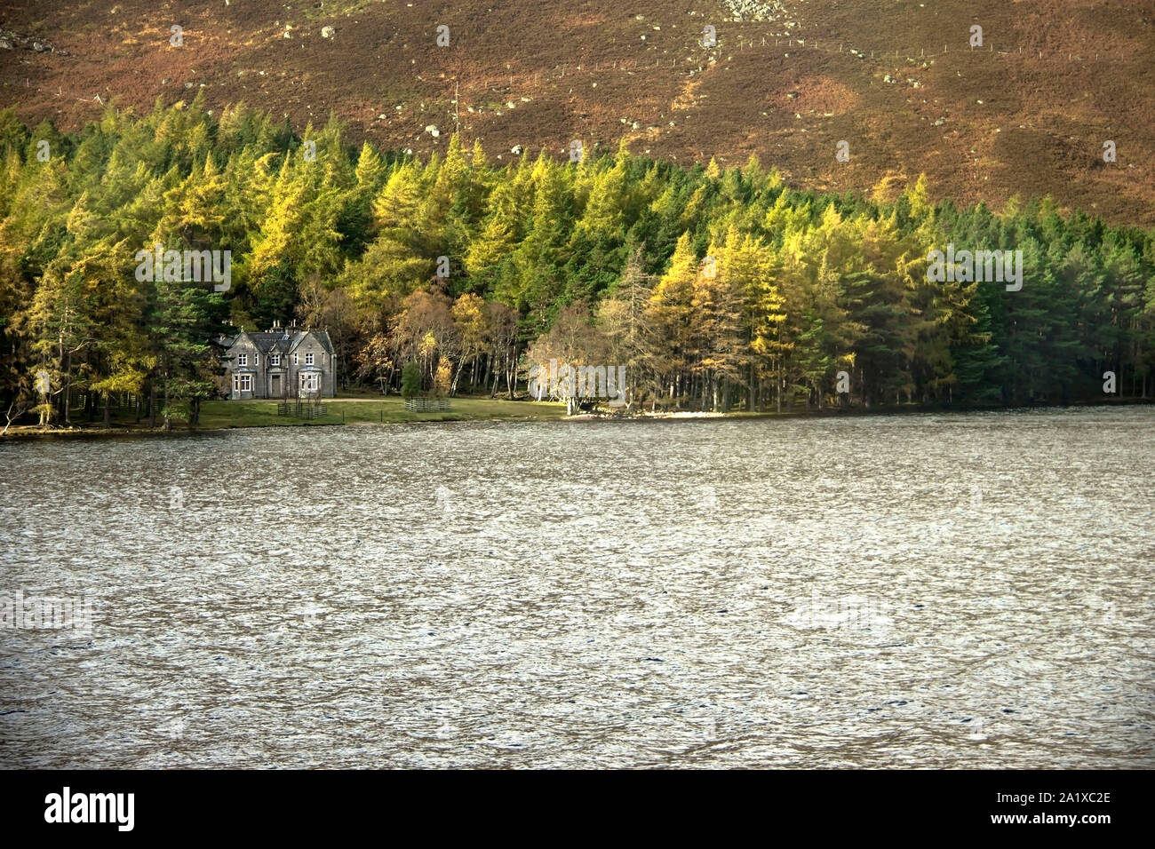 Loch Muick in Aberdeenshire, Schottland, Großbritannien und Glas-allt-Shiel - eine Lodge auf dem Balmoral Estate. Stockfoto