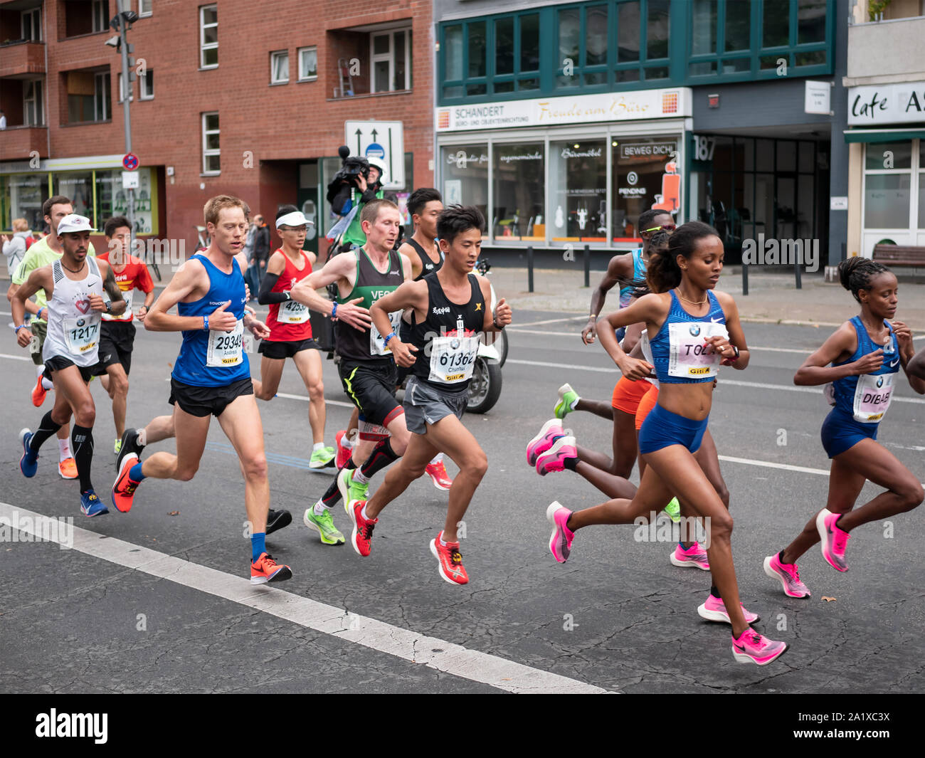 BERLIN, DEUTSCHLAND - 29. SEPTEMBER 2019: Gruppe am Berlin Marathon 2019 Mit Mare Dibaba und Helen Tola in Berlin, Deutschland Stockfoto