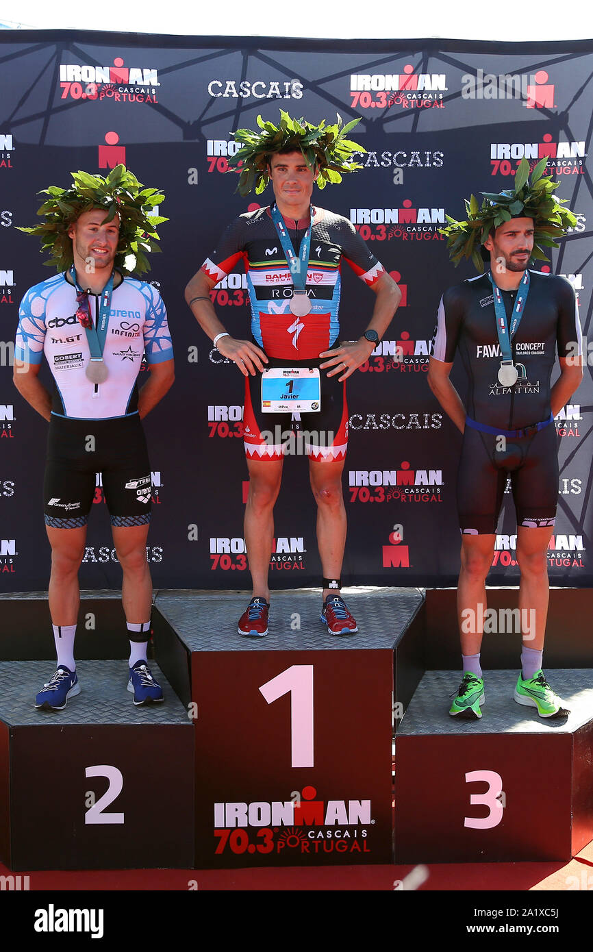 Cascais, Portugal. 29 Sep, 2019. Dylan Magnien von Frankreich (L) den 2. Platz, Sieger Javier Gomez Noya Spanien (C) und Filipe Azevedo von Portugal (R) Platz 3, stand auf dem Podium beim 70.3 IRONMAN in Cascais, Portugal am 29. September 2019. Ironman 70.3 gehört zu einer Reihe von lange Distanz triathlon Rennen, mit einem Gesamtbetrag von 70,3 Meilen (113,0 km), 1,9 km Schwimmen, 90 km Radfahren und einen Halbmarathon (21,1 km) laufen. Credit: Pedro Fiuza/ZUMA Draht/Alamy leben Nachrichten Stockfoto