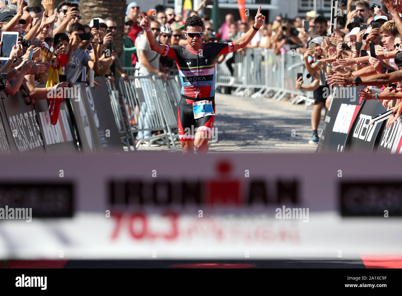 Cascais, Portugal. 29 Sep, 2019. Javier Gomez Noya Spanien läuft in der Ziellinie für das Gewinnen der IRONMAN 70.3 in Cascais, Portugal am 29. September 2019. Ironman 70.3 gehört zu einer Reihe von lange Distanz triathlon Rennen, mit einem Gesamtbetrag von 70,3 Meilen (113,0 km), 1,9 km Schwimmen, 90 km Radfahren und einen Halbmarathon (21,1 km) laufen. Credit: Pedro Fiuza/ZUMA Draht/Alamy leben Nachrichten Stockfoto