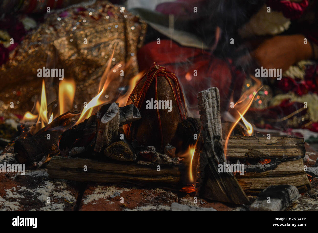 Kokosnuss auf Brand in das Ritual in der indischen Ehe. Stockfoto