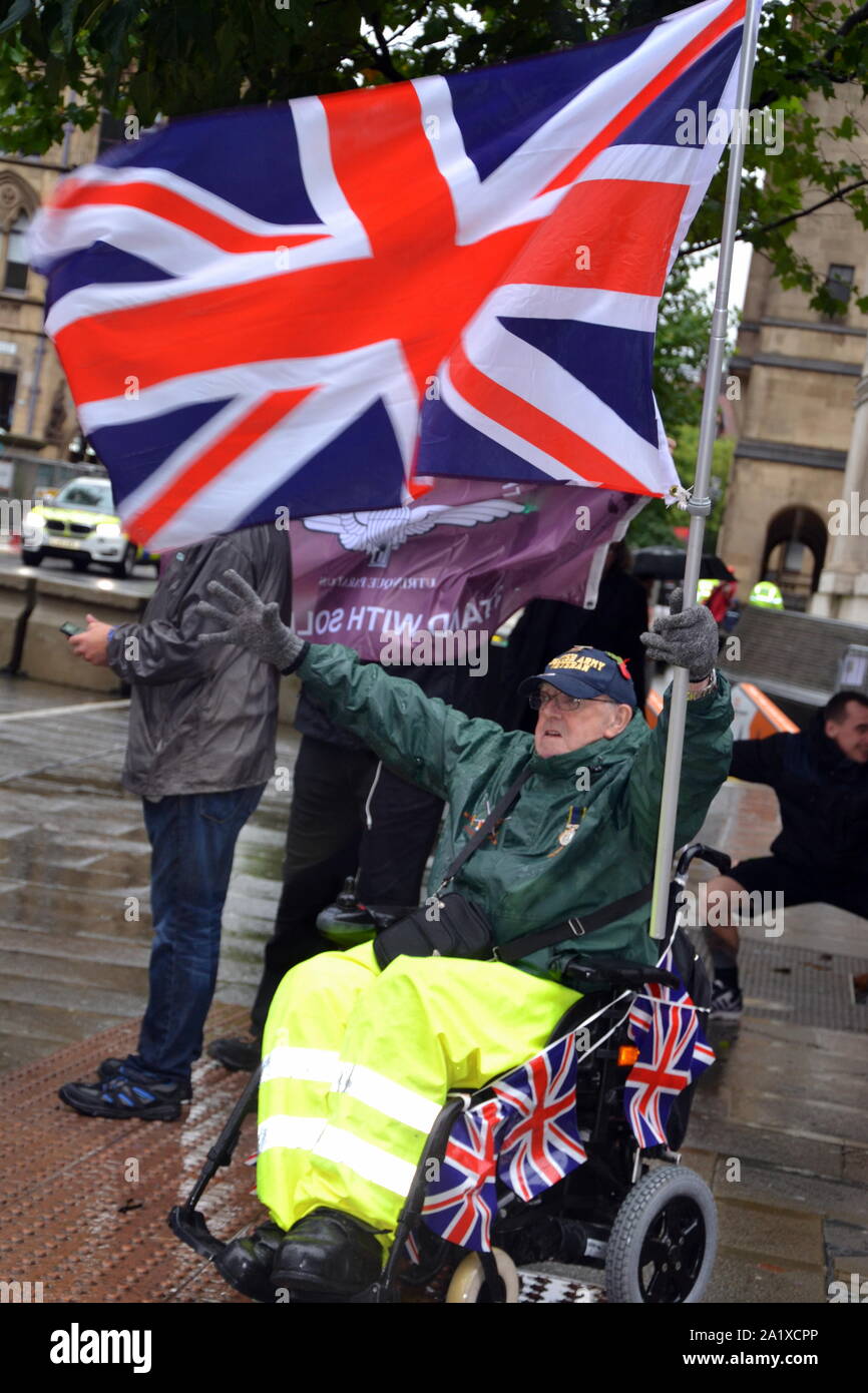 Pensionierte Soldaten und Verbündeten protestiert vor dem Parteitag der Konservativen in Manchester, Großbritannien, am 29. September, 2019. Sie fordern, dass die Anklage des Oldier F' für die blutigen Sonntag Todesfälle gesunken ist. Der Protest wurde von Millionen Veteranen März für die Oldaten A bis Z' organisiert. Stockfoto