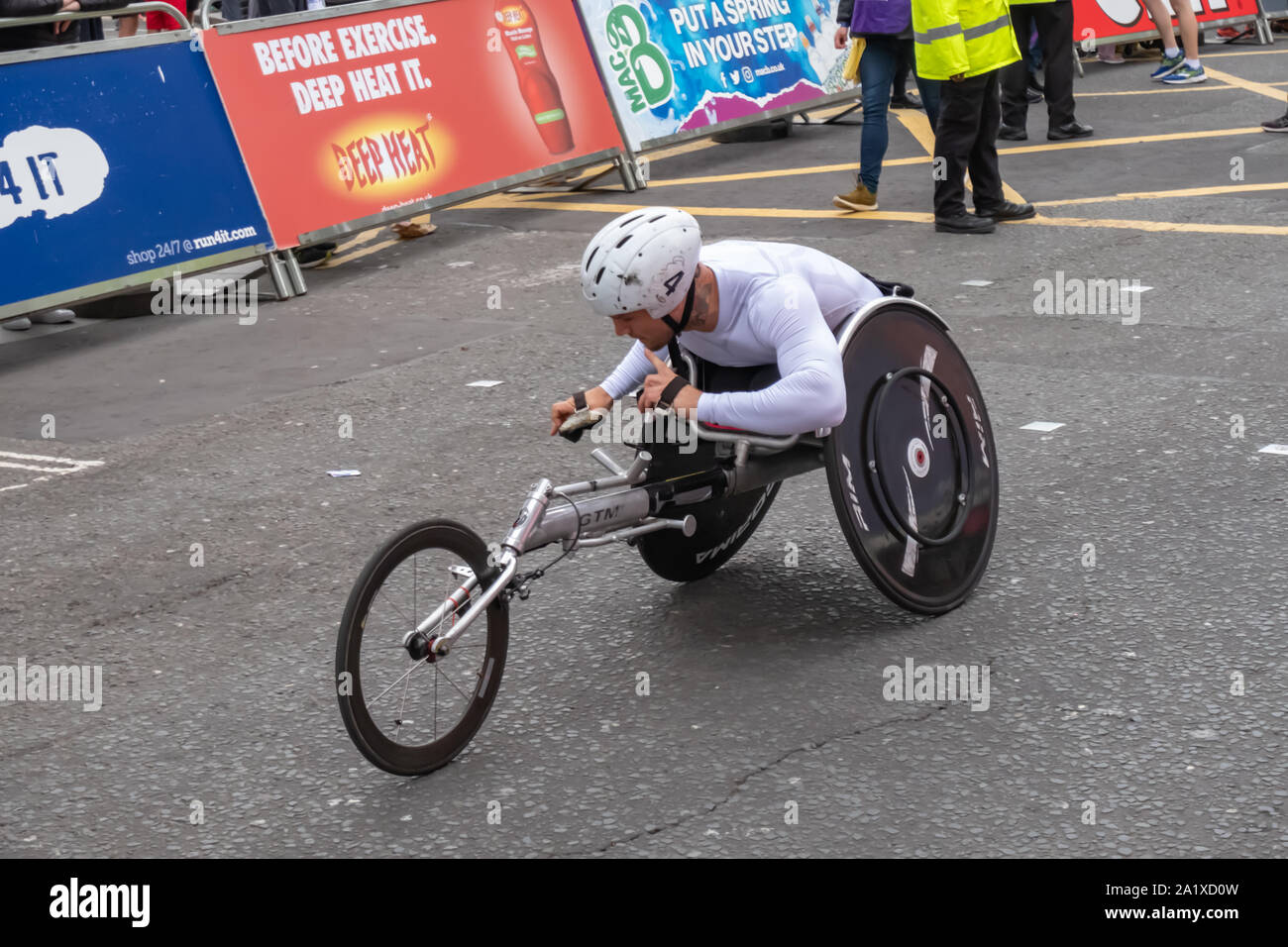 Glasgow, Schottland, Großbritannien. 29. September 2019. Wettbewerber auf dem George Square zu Beginn der Jährlichen 10 k Rollstuhl Rennen in der großen Schottischen ausführen. Credit: Skully/Alamy leben Nachrichten Stockfoto