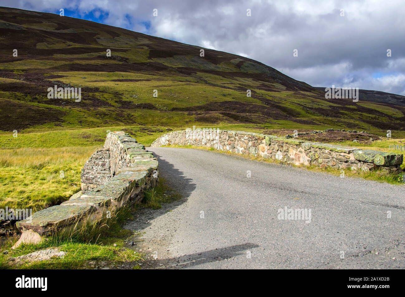 Schottische Landschaft. Braemar, Aberdeenshire, Schottland, Großbritannien. Royal Deeside zwischen Braemar und Ballater. Cairngorm Mountains. Stockfoto