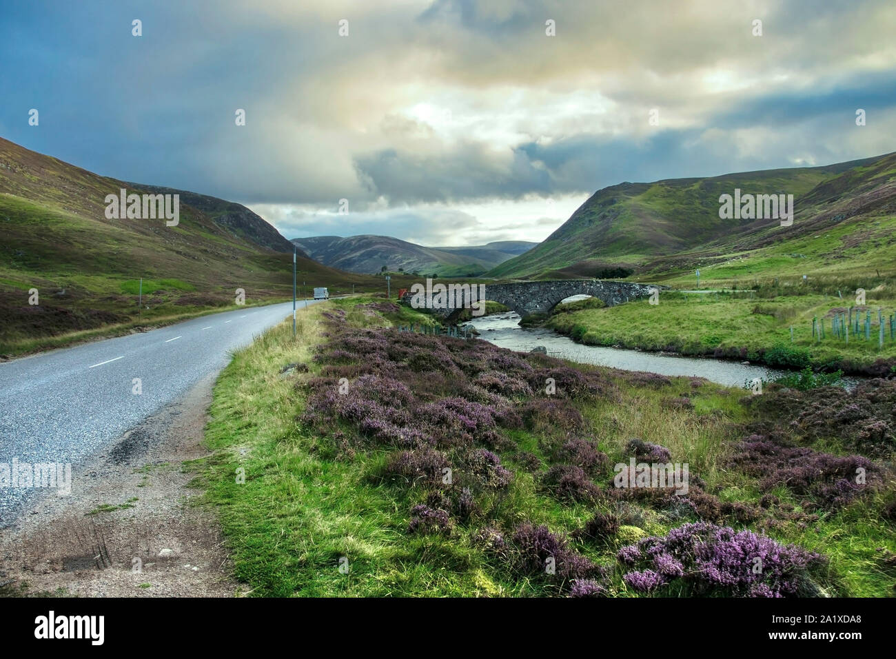 Schottland Landschaft. Alte militärische Straße in Royal Deeside zwischen Braemar und Ballater. Cairngorms National Park. Aberdeenshire, Schottland, Großbritannien. Stockfoto
