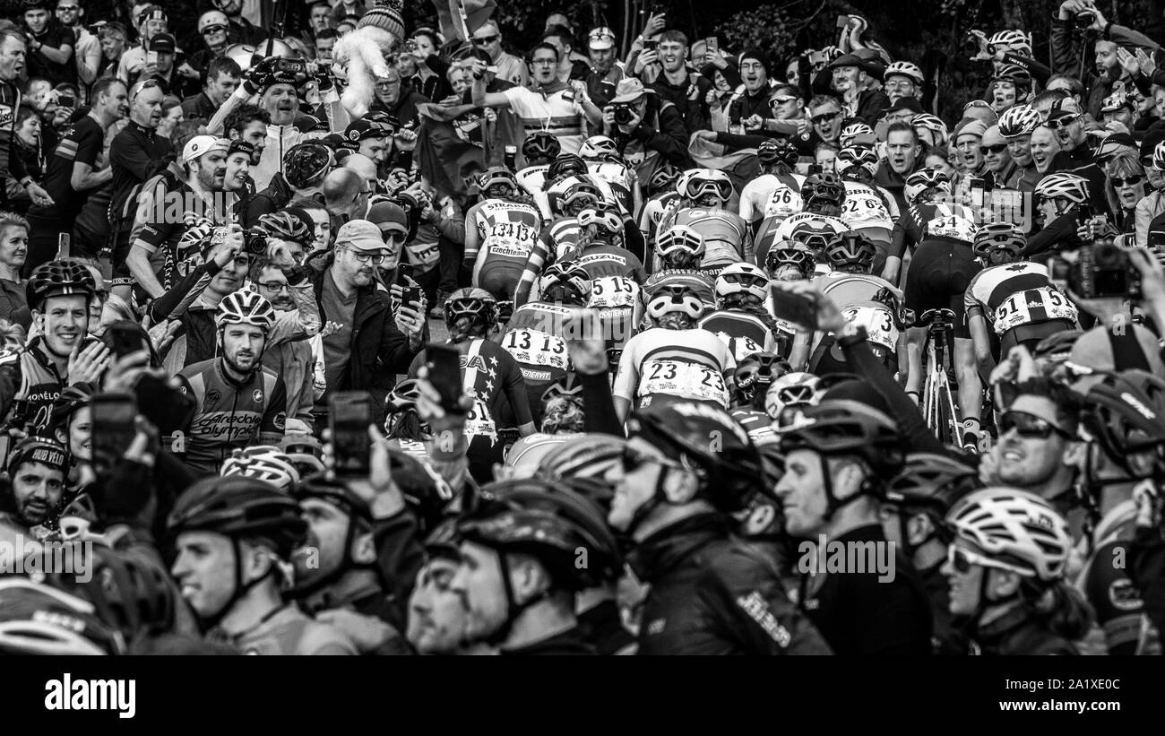 UK Sport Kultur: 28. September 2019 Yorkshire - Zuschauer füllen die Straßenränder auf Elite der Frauen Straße Rennen der UCI ROAD WORLD CHAMPIONSHIPS - Massen auf Norwood Rand klettern (Lizzie Deignan Nr. 62 oben rechts) 28. September 2019 Stockfoto
