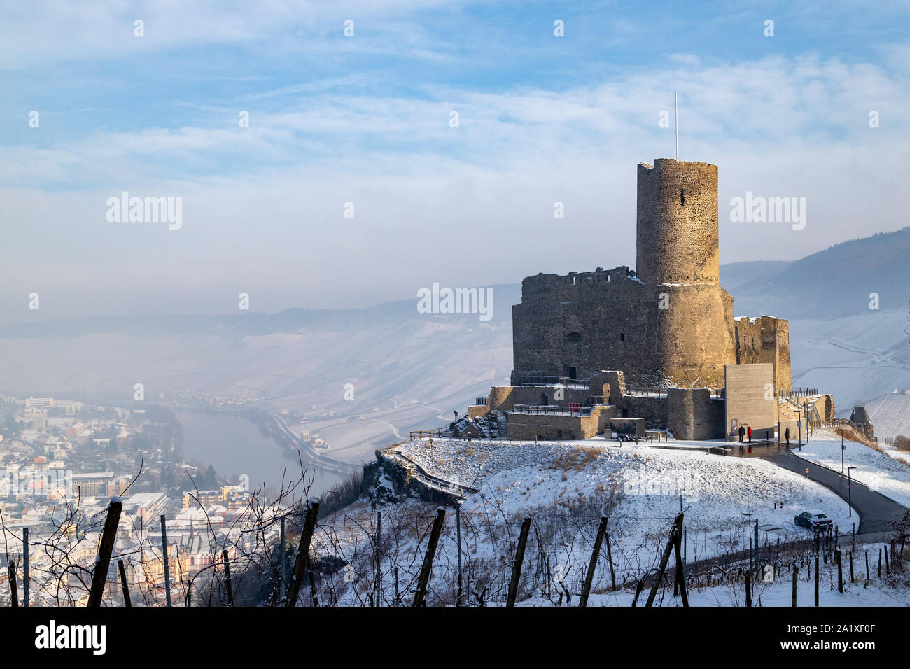 Winter Landschaft rund um die Burg Landshut in Bernkastel-Kues an der Mosel Stockfoto