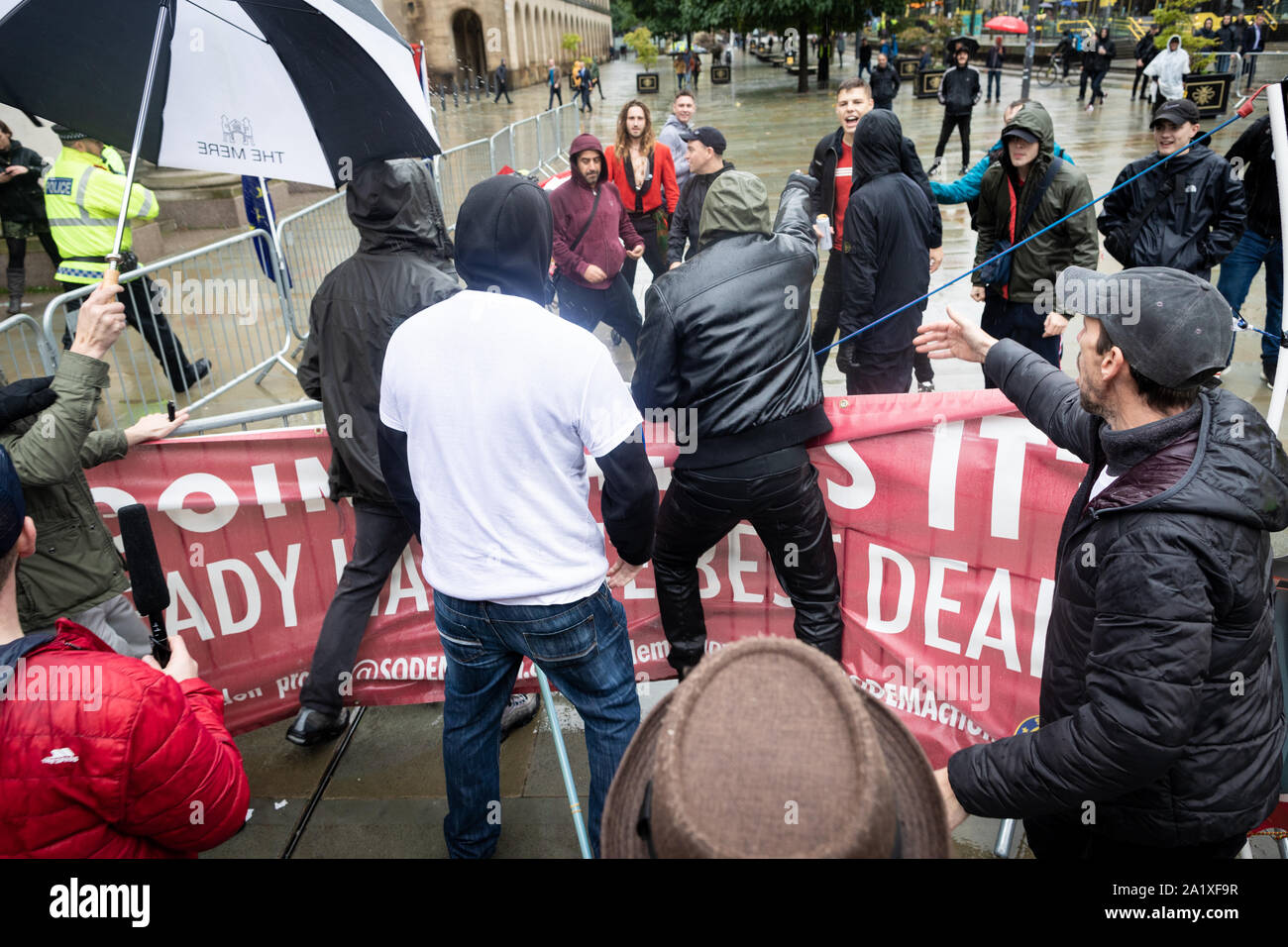 Manchester, Großbritannien. 29. September 2019. Pro-Brexit Demonstranten mit Anti-fashists vor dem Parteitag der Konservativen Partei zusammengestoßen. Andy Barton/Alamy leben Nachrichten Stockfoto