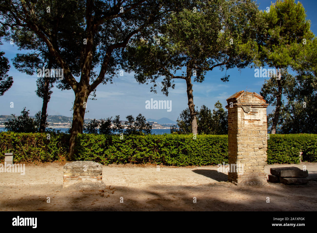 Bacoli, Neapel, 20. August 2019. Ein Blick auf den Hügel, wo die Aragonse Burg von Baia ruht aus den alten Bädern. Stockfoto