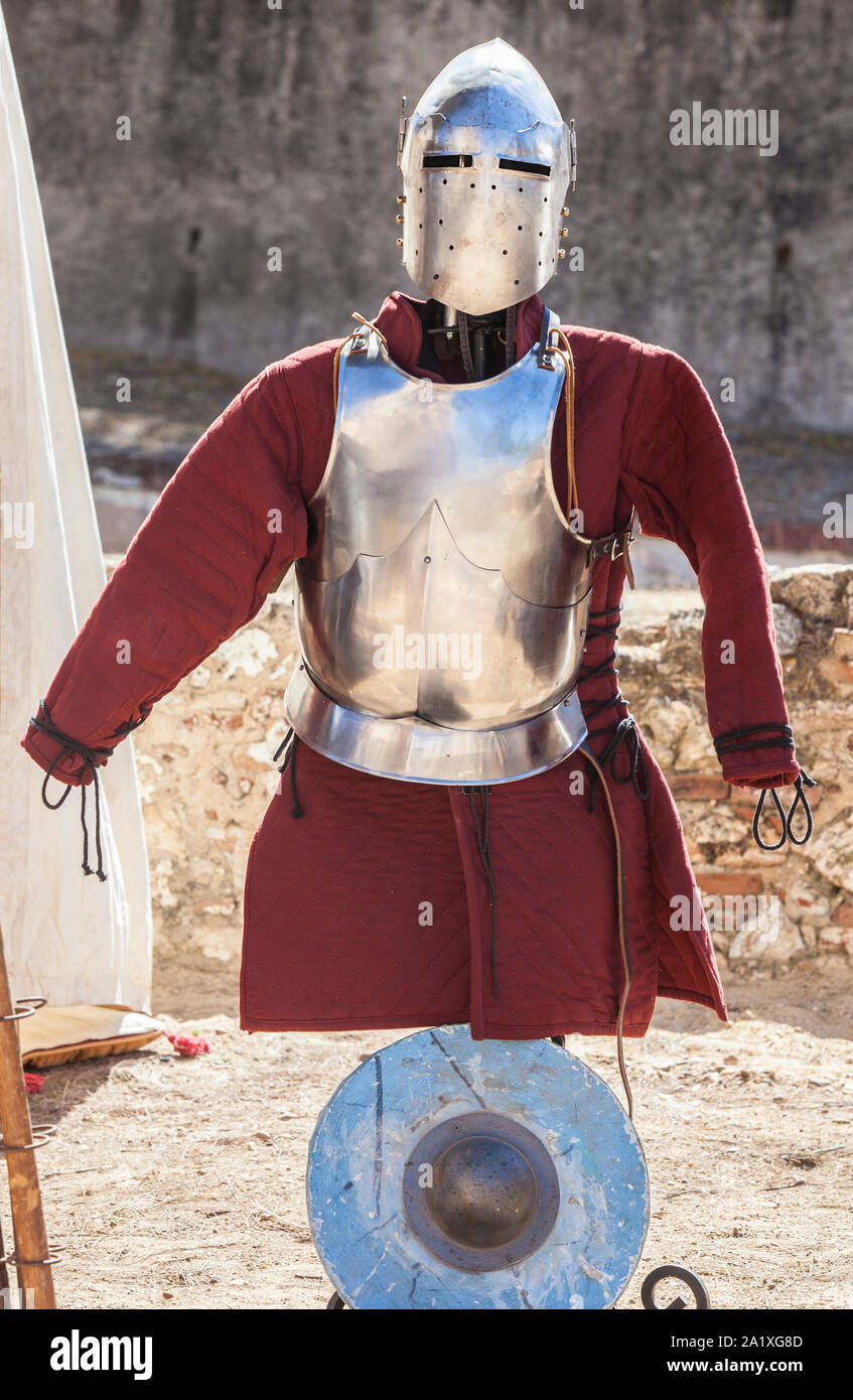 Mittelalterliche maurische Krieger Rüstung passen. Mittelalter defensive Reihen der muslimischen arrmy Stockfoto
