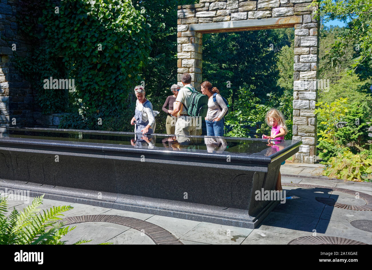 Ruine Garten, Großer Saal, rechteckig Brunnen, Granit, Wasser, Menschen, Steinbogen, Bäume, Chanticleer Garden; Wayne; PA; Pennsylvania; Sommer, h Stockfoto