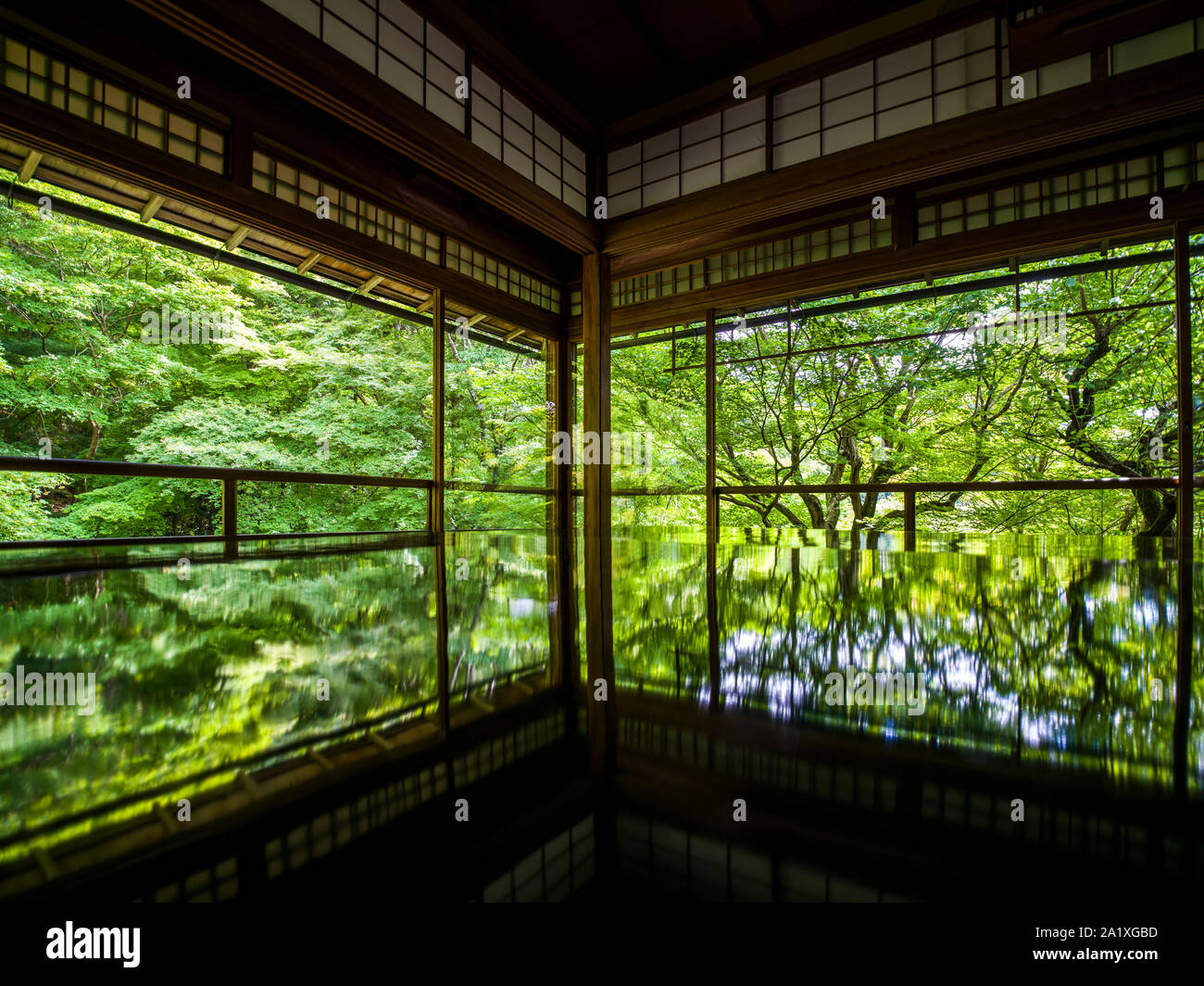 Schöne Reflexion der Bäume in glänzenden Holztisch in der traditionellen japanischen Haus Stockfoto