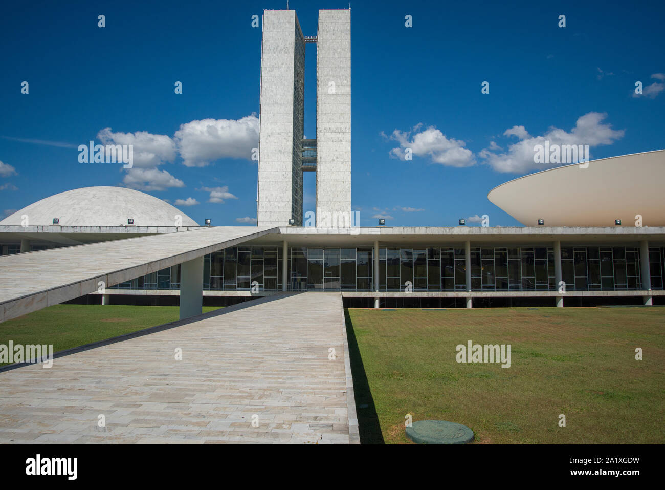 Brasilia, Distrito Federal, Brasilien - 3. Mai 2016: Bundesrepublik Senat Low Angle View Stockfoto
