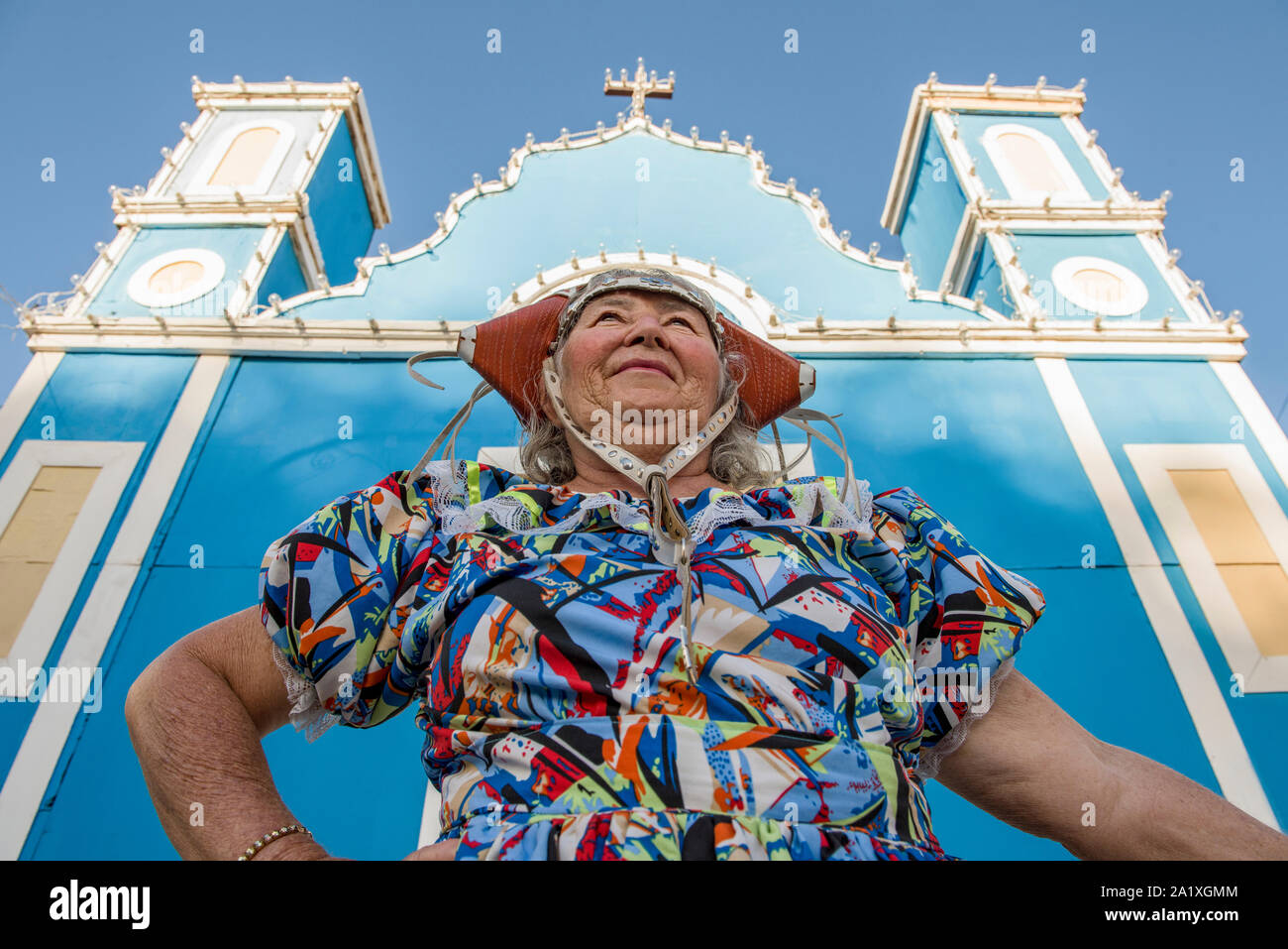 Recife, Pernambuco, Brasilien - 11. Juli 2016: Frau mit traditionellen Kleidung vor einem Blauen Kirche bei der Feier der Brasilianischen Juni nebenklägerin Stockfoto