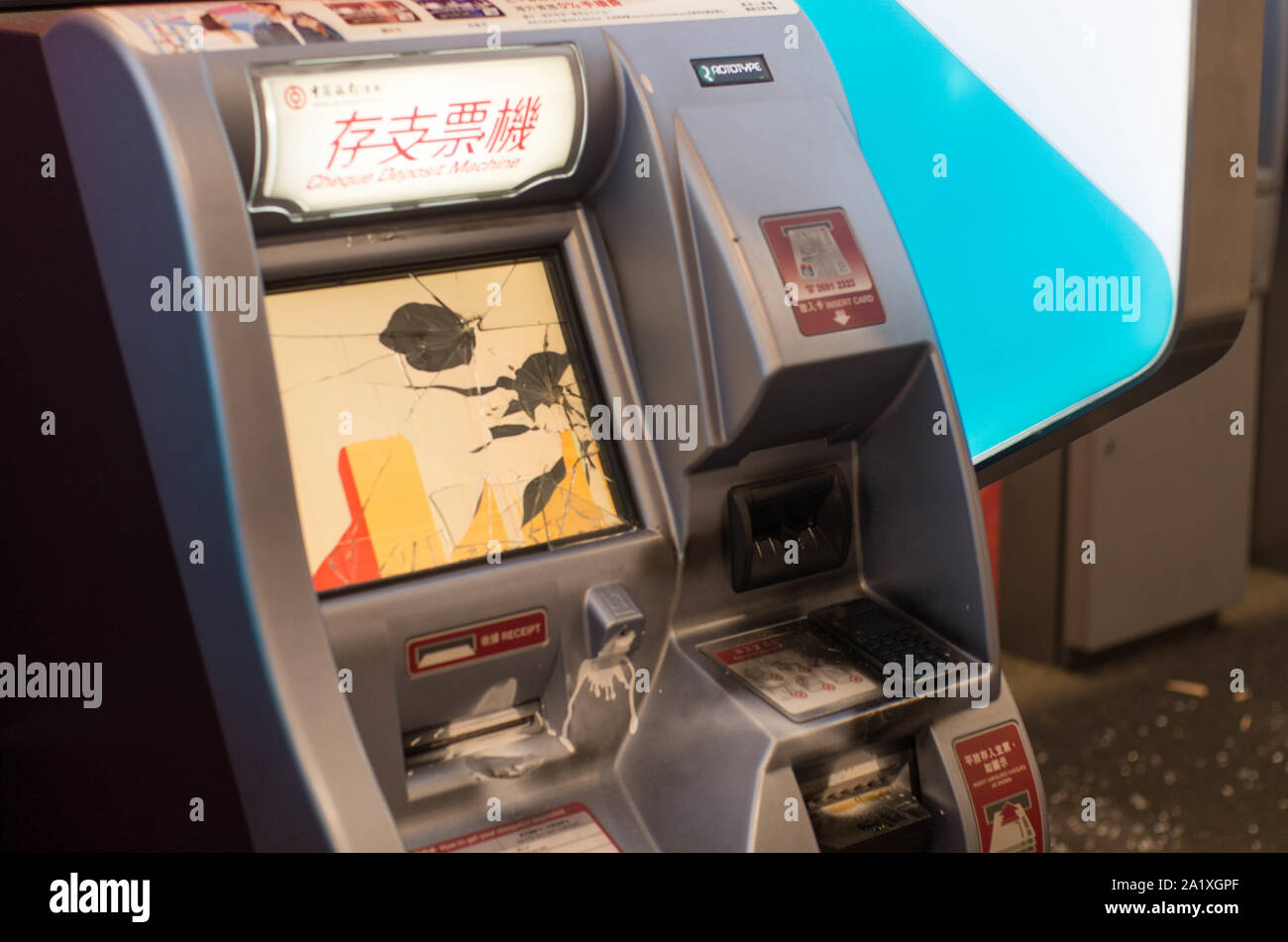 Hongkong, den 29. Sep 2019 - Geldautomaten der Bank of China wird durch Randalierer von Hong Kong beschädigt. Stockfoto