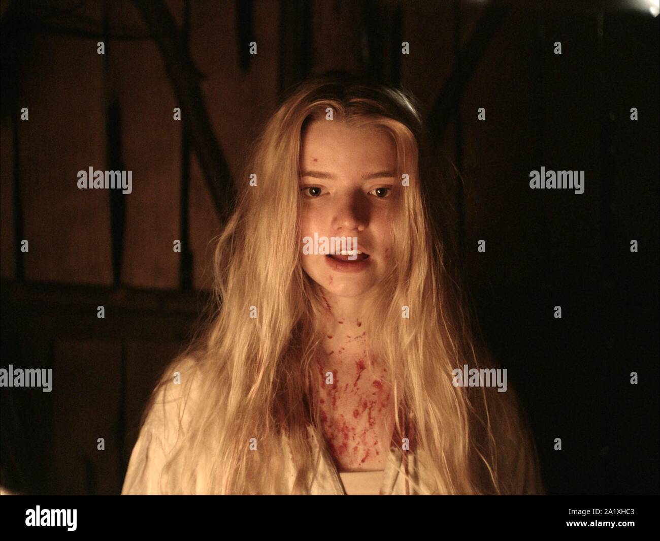 ANYA TAYLOR - Freude in VVITCH, DIE: EINE NEUE - ENGLAND MÄRCHENS (2015), unter der Regie von Robert EGGERS. Credit: TEILE UND ARBEIT/RT FEATURES/ROOKS NEST ENT/CODE RED PROD/Album Stockfoto