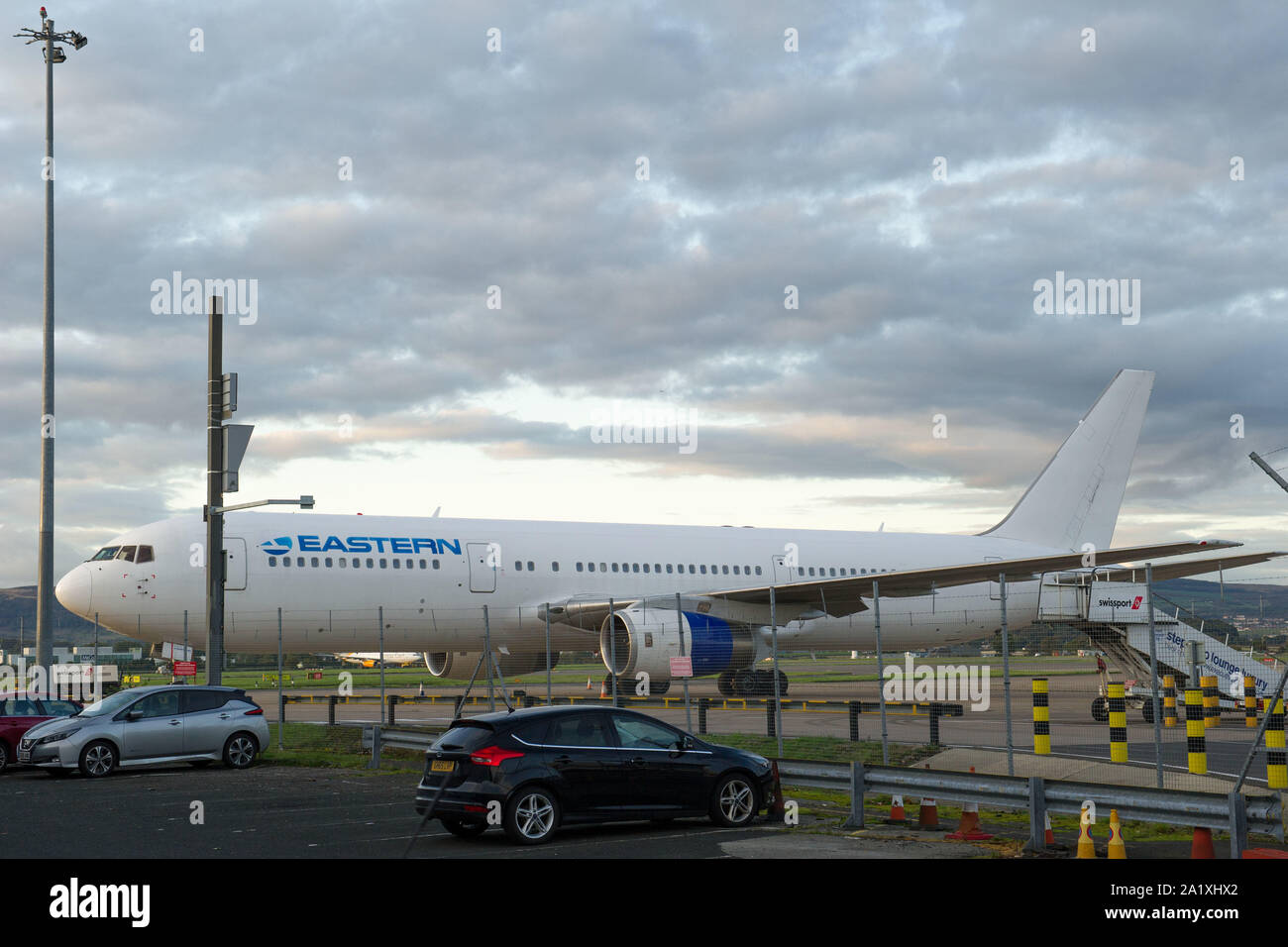 Glasgow, UK. 28. September 2019. Im Bild: Östliche Boeing 767-300 der Asphalt schon nach der Landung. Nach der unmittelbaren Auswirkungen der eingestürzten Reiseveranstalter Thomas Cook, Betrieb das Matterhorn ist noch in vollem Gange in Glasgow Flughafen. Die geerdete und beschlagnahmt Thomas Cook Flugzeuge an einem ruhigeren Teil des Flugplatzes verschoben weg für den Wide Body Flotte für den Betrieb Matterhorn erforderlich zu machen. Colin Fisher/CDFIMAGES.COM Stockfoto