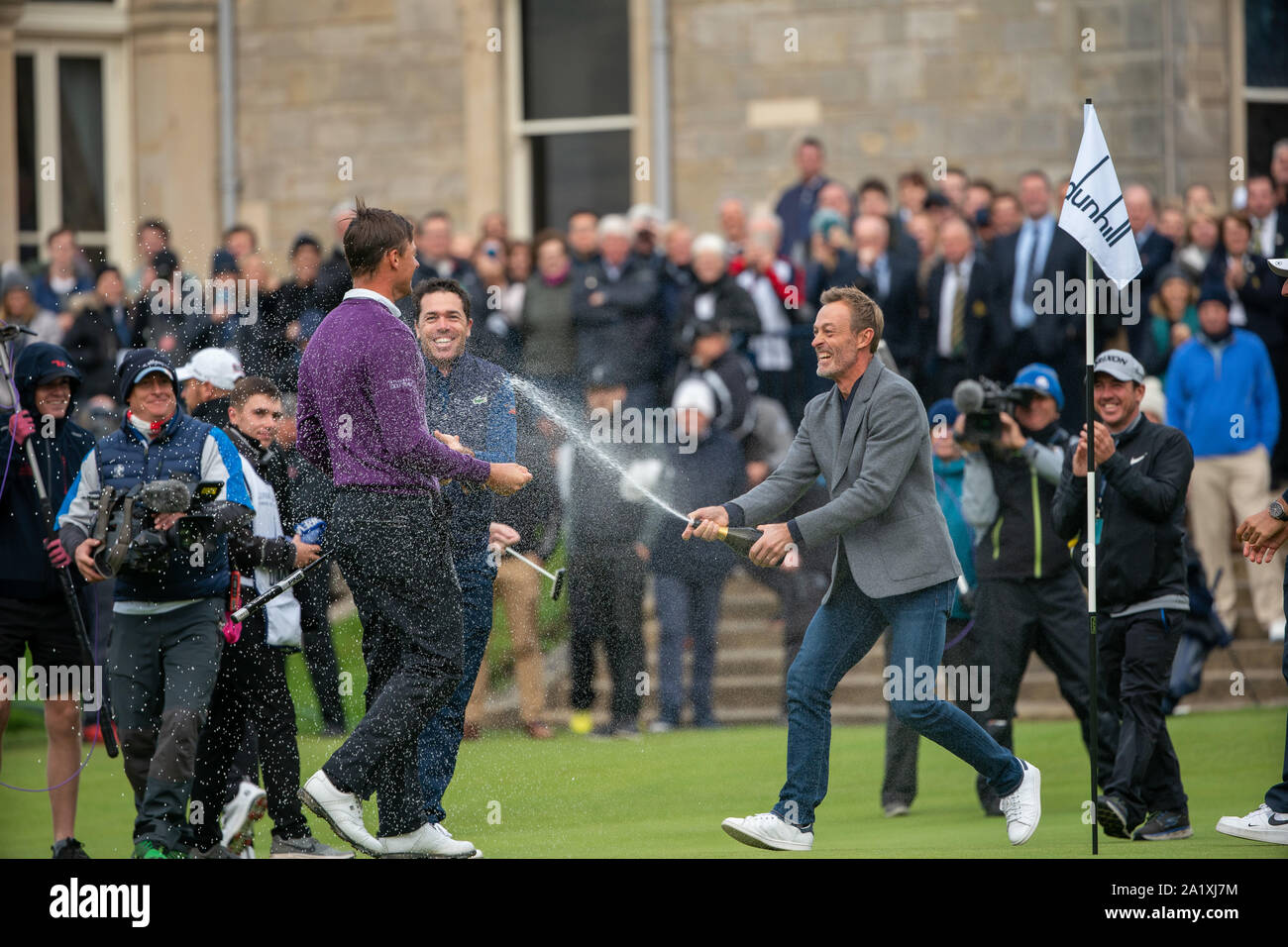 Victor Perez ist gratulierte mit seinem französischen Kollegen unter der Leitung von Raphael Jacquelin nach seinem Sieg bei Tag vier der Alfred Dunhill Links Championship St Andrews. Stockfoto