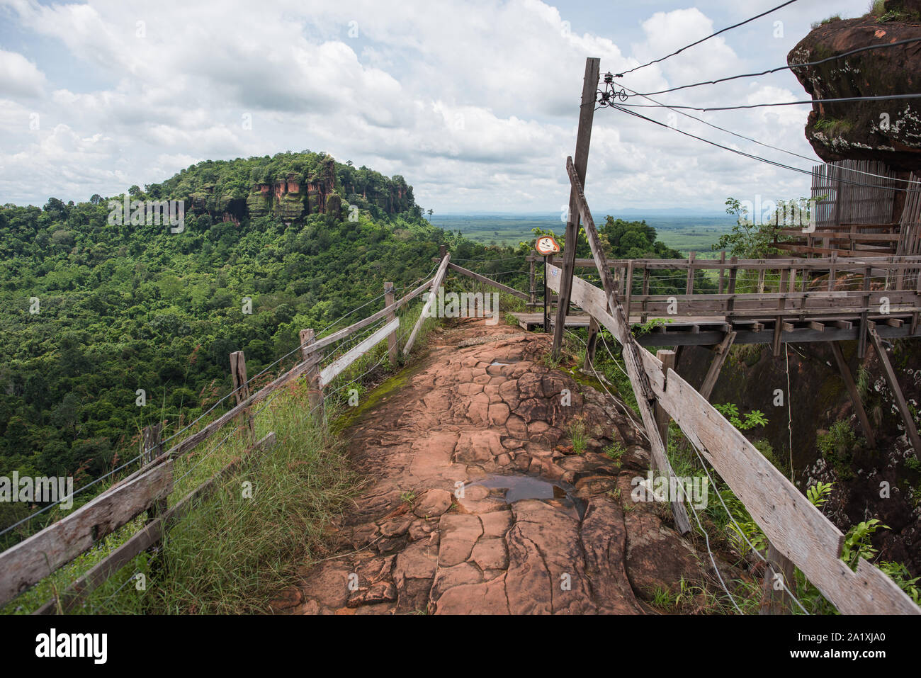 Wat Phu Tok, Erz Wat Jetiyakhiri in Bueng Kan, isan Thailand. wunderschöne Berge und Tempel, mit 7 Etagen zugänglich durch hölzerne Treppe, sehr schön ma Stockfoto