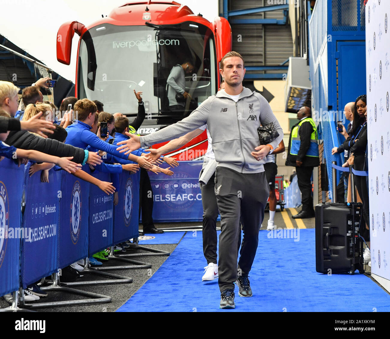 22. September 2019, Stamford Bridge, London, Bundesliga, Chelsea vs Liverpool; Jordanien Henderson (14) von Liverpool kommt an der Stamford Bridge Quelle: David John/News Bilder der Englischen Football League Bilder unterliegen DataCo Lizenz Stockfoto