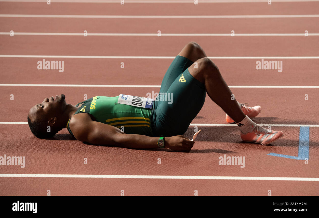 (L - R) Akani Simbine bricht am Ende der Männer 100 m-Finale in Tag zwei des 17. IAAF Leichtathletik WM 2019 in Doha Khalifa International Stadium. Stockfoto