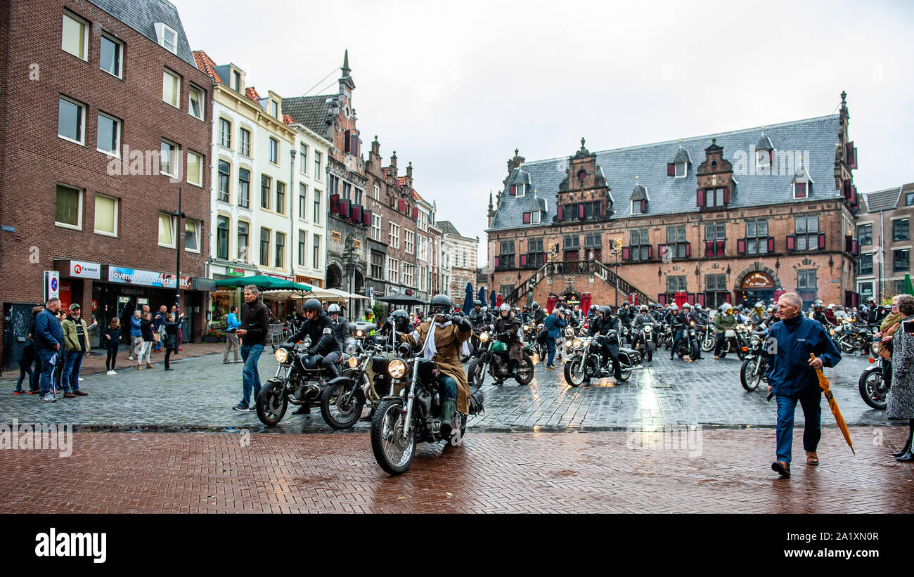 Eine Gruppe von Motor Fahrer gesehen wird, die Stadt zu verlassen. Der Distinguished Gentleman Ride vereint klassische und Vintage Style Motorradfahrer auf der ganzen Welt, um Kapital und Bewußtsein für Prostatakrebs Forschung und Männer psychische Gesundheit zu sensibilisieren. Die DGR Kapital für die Movember Stiftung, der auch die führende globale Nächstenliebe das Gesicht der Gesundheit der Männer, das Leben der Männer mit Prostatakrebs Forschung und Männer psychische Gesundheit Initiativen zu verbessern. In Nimwegen mehr als zwei Hundert Motorradfahrer im Zentrum der Stadt versammelt und sie um 30.000 € angehoben. Stockfoto