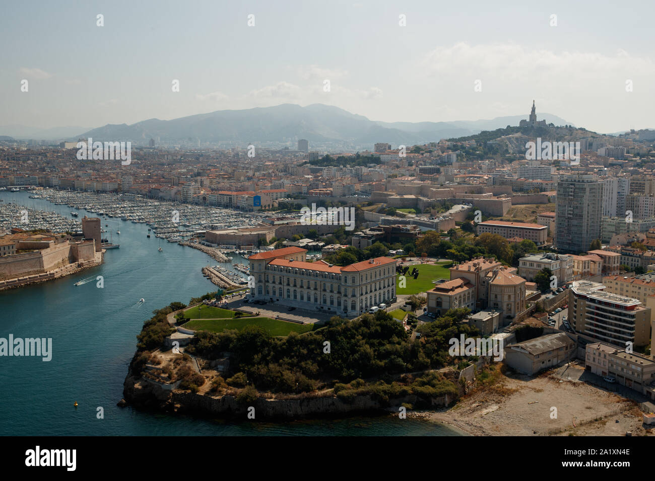 Allgemeine Ansicht von Pharo Palace, die Basilika Notre-Dame de la Garde und die Stadt Marseille Stockfoto