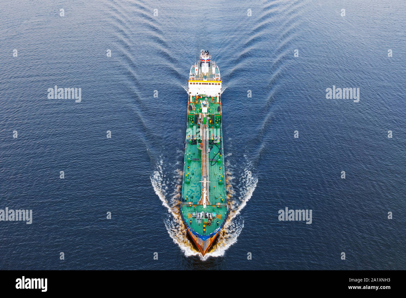 Cargo Tanker mit Öl schwimmt auf dem Wasser im Golf von der Nordsee, Luftaufnahme Stockfoto
