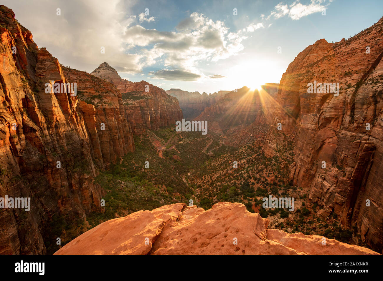 Zion National Park ist in Utah, USA, Canyon Overlook Trail, schönen Aussichtspunkt, herrliche Aussicht, wunderschöne Landschaft, Sonnenuntergang leuchtet. Stockfoto