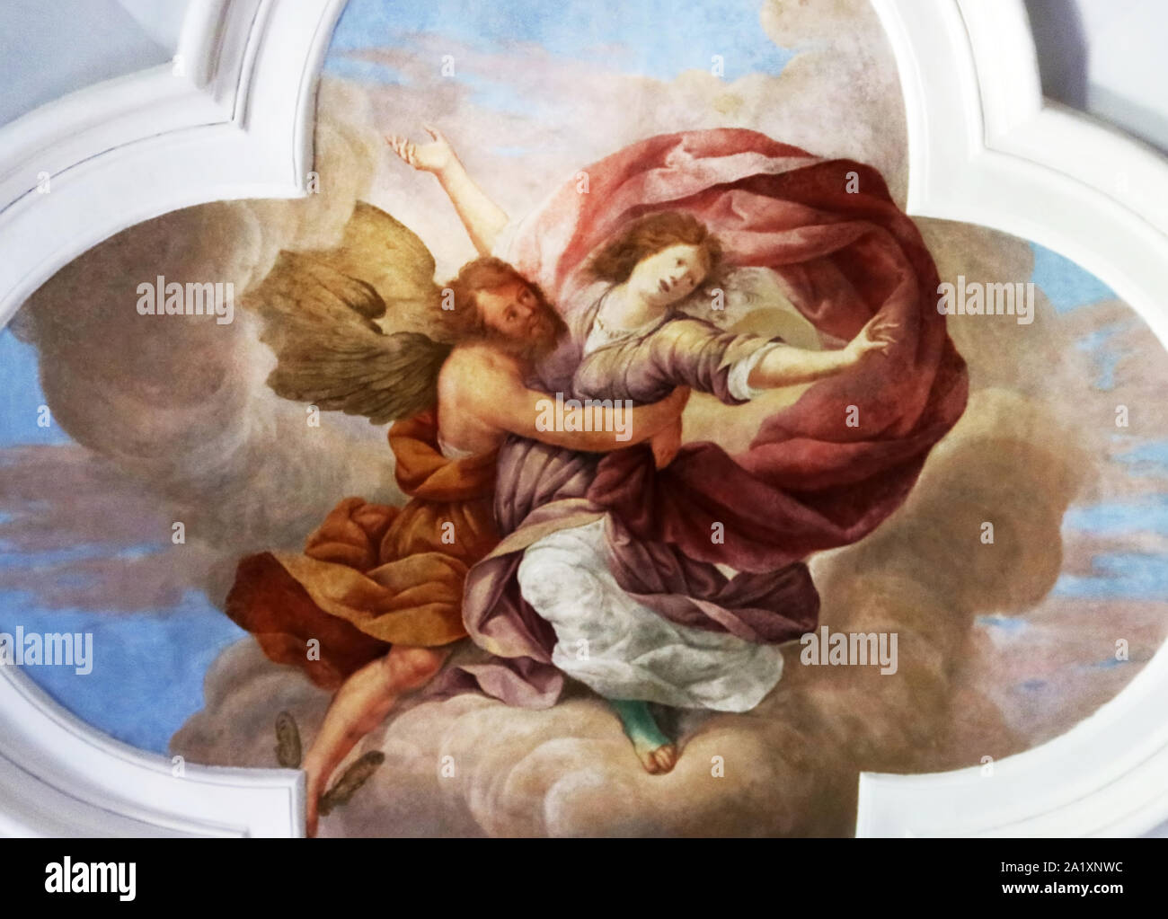 CASTA, SLOWAKEI - 31. AUGUST 2019: das Innere der mittelalterlichen Cerveny Kamen (Rot Stown) Schloss. Decke dekoriert mit Modellierung und Gemälde Stockfoto