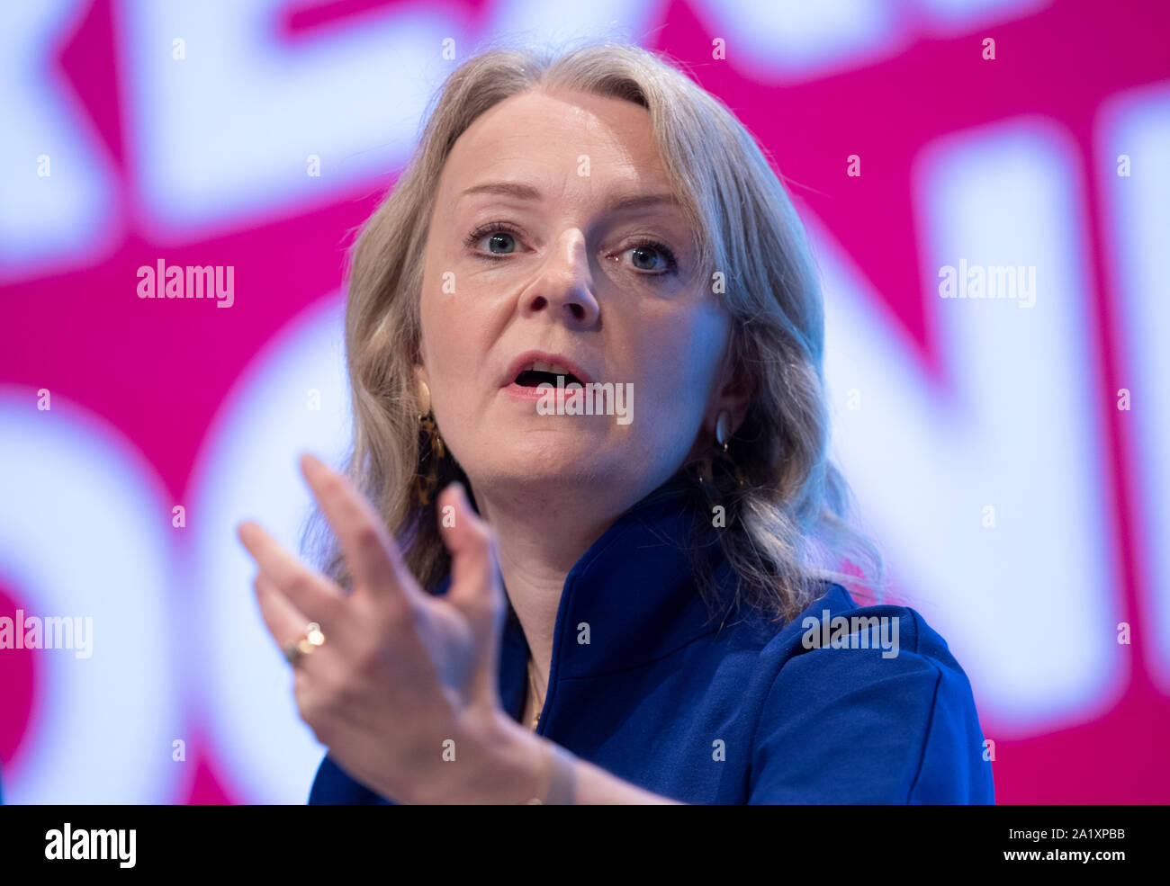 Manchester, Großbritannien. 29. September 2019. Liz Truss, Staatssekretär für internationalen Handel und der Präsident des Board of Trade, Ministerin für Frauen und Gleichstellung und MP für South West Norfolk spricht am ersten Tag des dem Parteitag der Konservativen in Manchester. © Russell Hart/Alamy Leben Nachrichten. Stockfoto